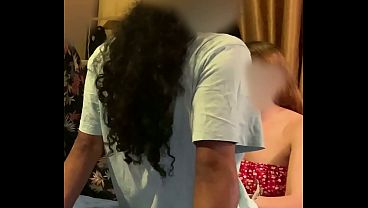 親友が私と彼女の彼氏が一緒にいるところを目撃し、激しい快楽の夜に加わることにした。