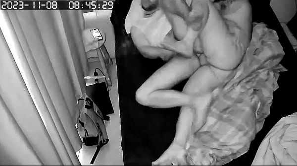 Fudendo o gay embaixo do edredom na cama do mal...