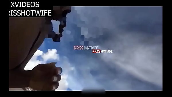 Download Video - Casada Gostosa Com Biquini Min&uacute;sculo Provoca Vendedor Na Praia e Deixa Ele Chupar Os Peitos e Dedar a Buceta