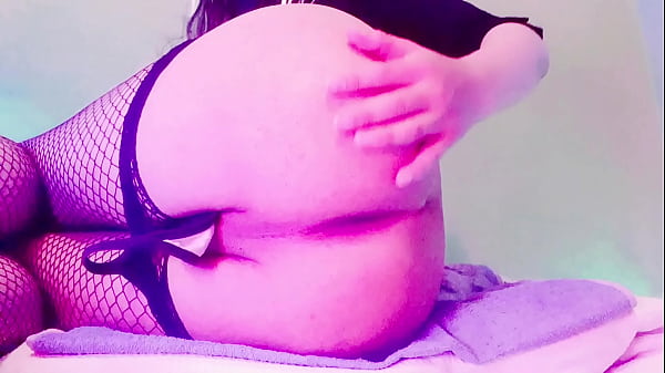 Chica tarns g&oacute;tica lubicando su culo delicioso ...