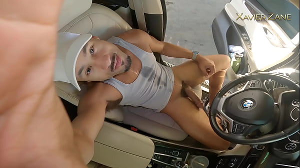 Download Video - Xavier Zane had to take a pitstop on the side of the road