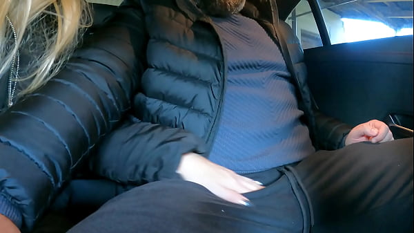 Le pedí a la esposa del vecino que me hiciera una paja. Fue una gran paja pública en mi auto.
                   Le pedí a la esposa del vecino que me hiciera una paja. Fue una gran paja pública en mi auto. muchos negros