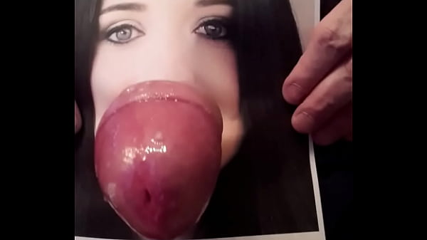 Superbe Brune Hommage À La Bite Rebondissante