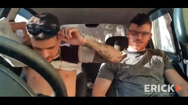 Download Video - eu e meu parceiro Euerickdiaz no centro de S&atilde;o Paulo dentro do carro batendo uma punheta