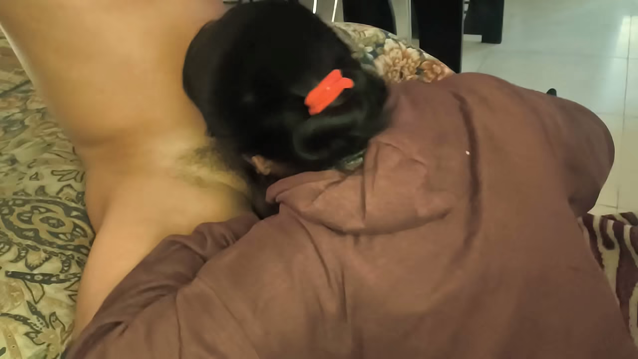 Mi suegra me chupa la verga todo el dia