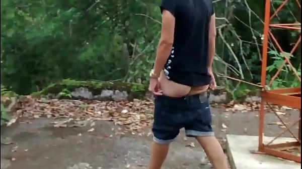 Fez strip no parque e foi meter em casa