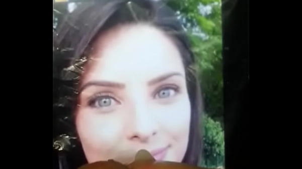 Homenagem punhetando gostoso para a linda da tv