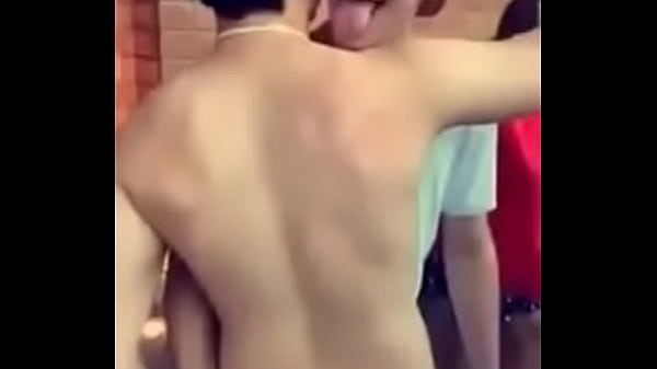 Mc Biel apertando bunda de homem