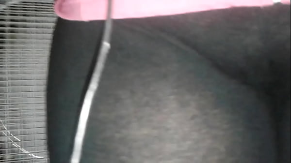 Big butt chick twerking
