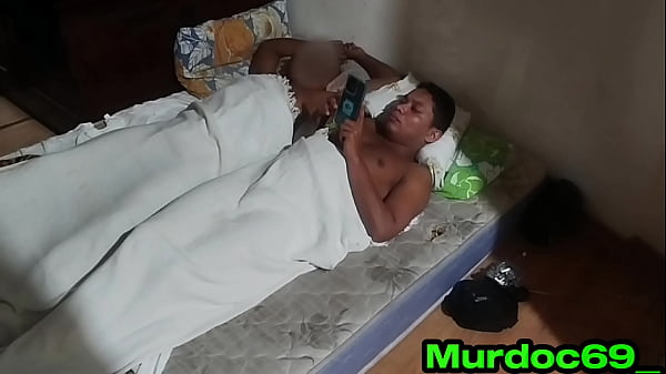 Mamando o amigo do meu namorado enquanto ele de...