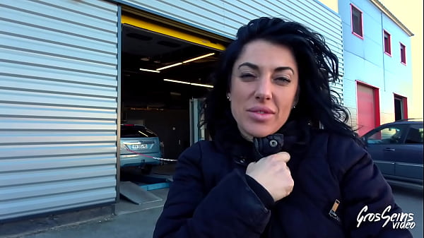 Sabrina veut une bite dans le cul et l'autre da...