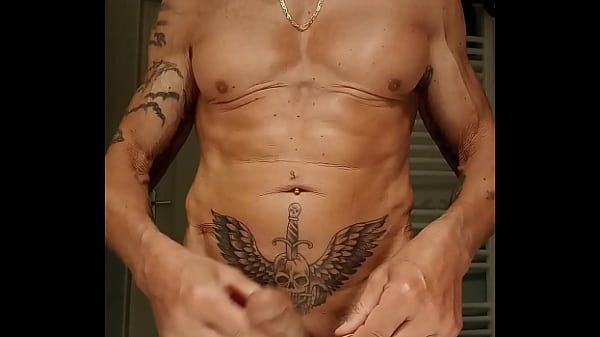 Je pisse dans mon slip avant de me branler, vid...