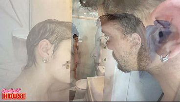Download Video - Garota bissexual traindo a namorada dorminhoca&comma; com um macho bem safado