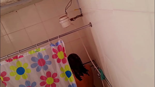Mirella Bella - Espiando a la amiga de mi esposa de vacaciones