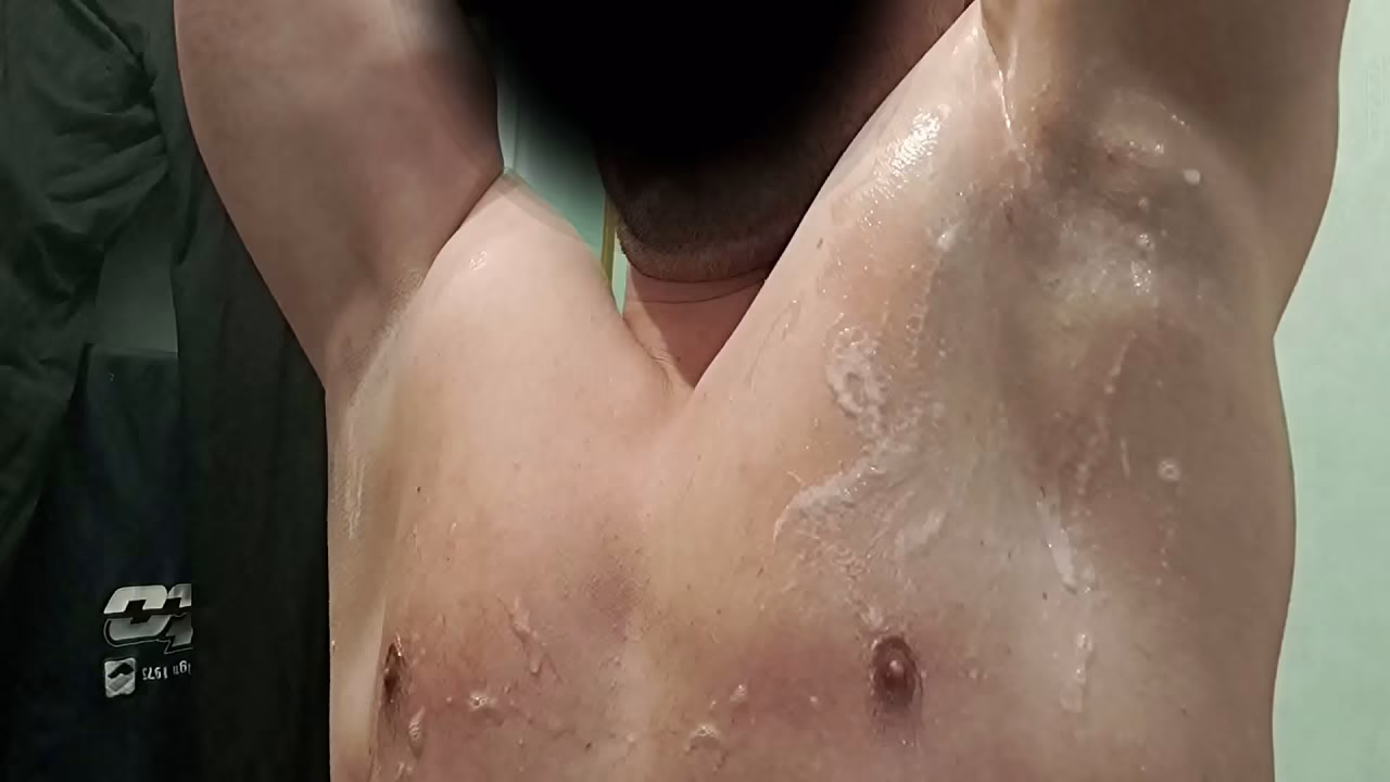 crache masturbe et &eacute_jacule sur mes aisselles