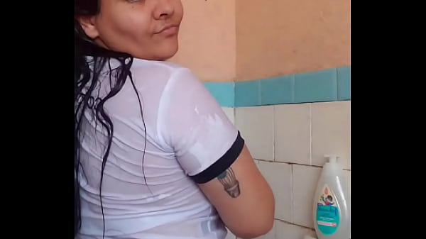 Download Video - Ele ama ver meu bra&ccedil;o molhado - Parte 1