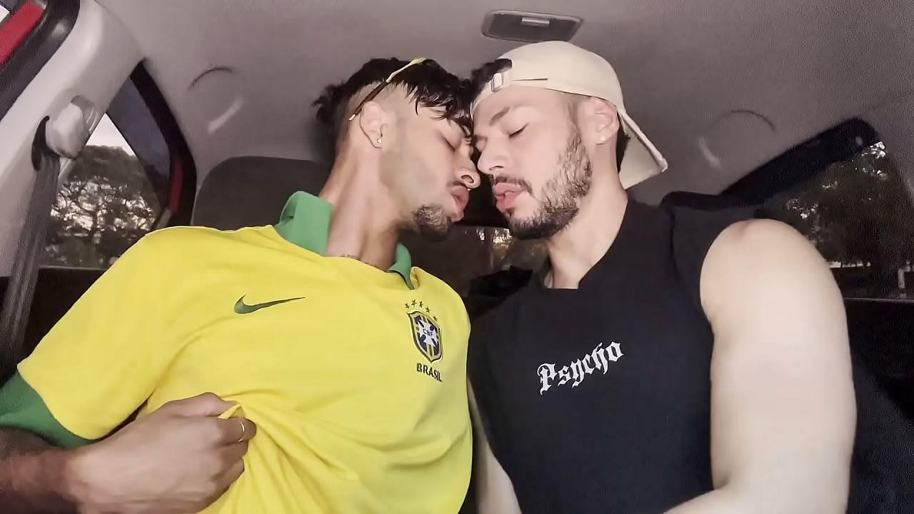 Levei o novinho pauzudo dar uma volta de carro e e ele acabou leitando me cu e me fazendo de puta