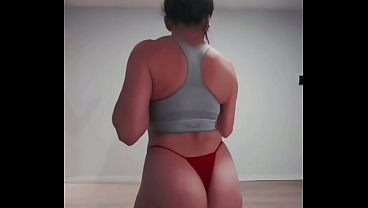 Milf en tanga diminuta le gusta mostrar su cuerpo entrenado
