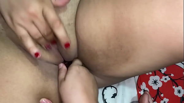 Stepdaughter woke up to a huge squirt and came in her panties thanks to my fingers and dildo