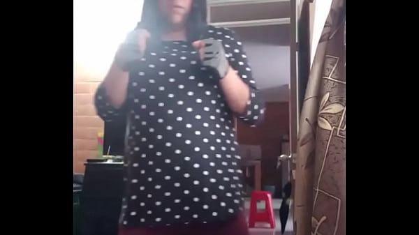 Download Video - Fantasias de una crossdresser&colon; Liseth practicando workout erotico