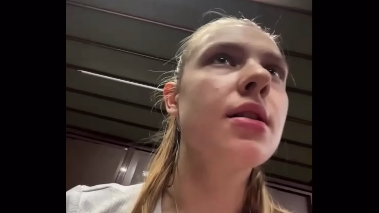 Extreme fucking and squirting in the gym