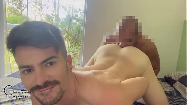 Moreno do pauzão grosso alargando o cuzinho do ...