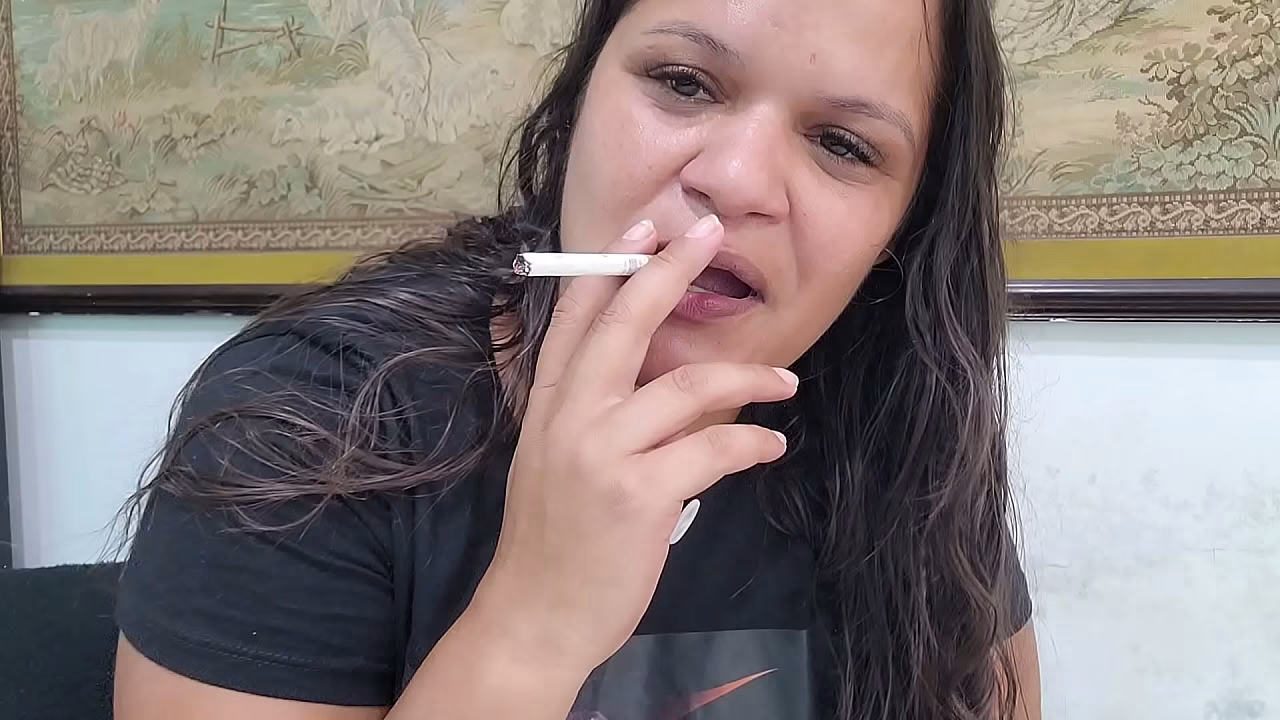 Deixei meu cigarro todo babado  !!!  Voc&ecirc_  fumaria um cigarro gozado por mim Paty bumbum  ?