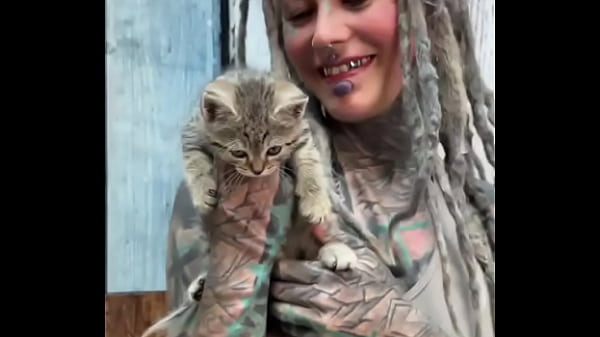 This little kitty loves my dreadlocks! ?Do youts play with your hair too?#KittyLove #DreadlockVibes #FurryFrie...