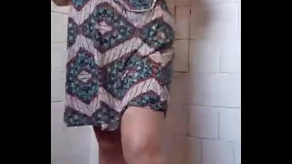 Download Video - Fazendo striper na hora do banho