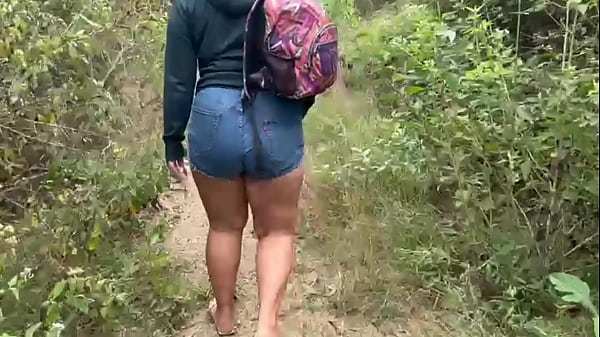 Download Video - Me follaron duro en la cima de la monta&ntilde;a&excl; Sexo real al aire libre