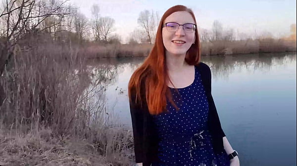 Download Video - Rothaariges Teen zieht sich drau&szlig;en zum ersten mal aus&period;