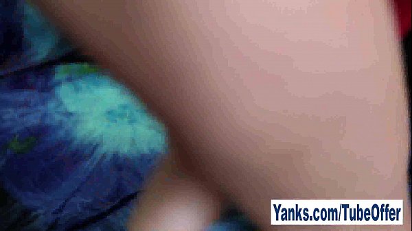 彼女の猫をおもちゃにする角質ブルネットサーシャ