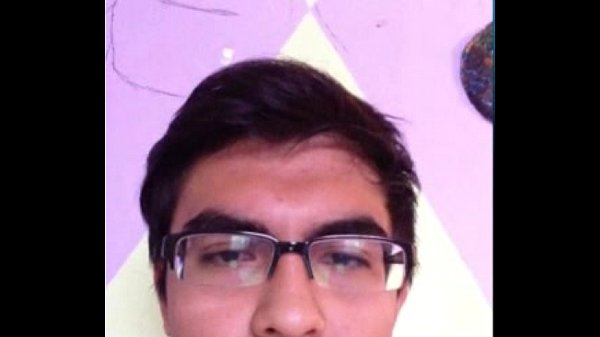 Jalandose la verga y mostrando su culo