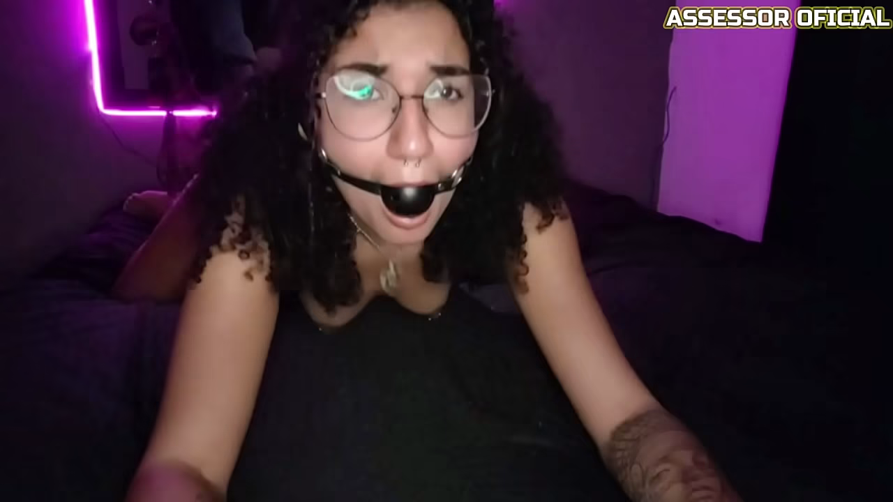 Conheci a novinha na conveni&ecirc_ncia do posto e levei ela pra tomar rola no rabo - Anal na ninfetinha safada COMPLETO NO RED