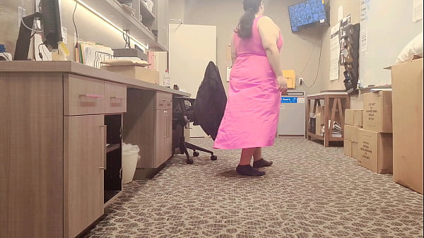 Download Video - Huge Ass Sissy twerks in pink Dress