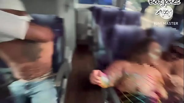 Download Video - Cadeirante no &ocirc;nibus com marido chama um desconhecido para comer seu belo cuzinho &lpar;bolt jones sexo na van&rpar;