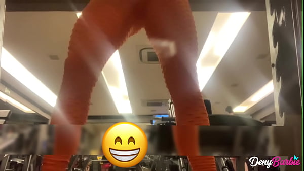 Hot milf releasing the ass for the personal after the gym!