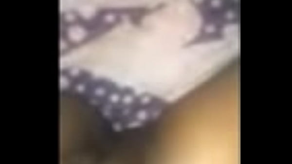 Egyedül játszó lány önkielégítése