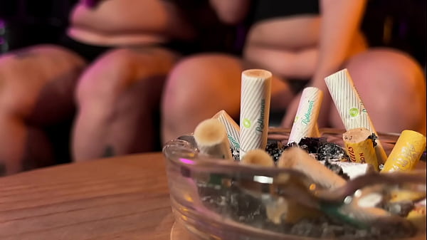 GORDA LINDA CHAMOU A AMIGA PARA TRANSAR ESCONDIDO E FODEU A BUCETA DELA COM OS DEDOS