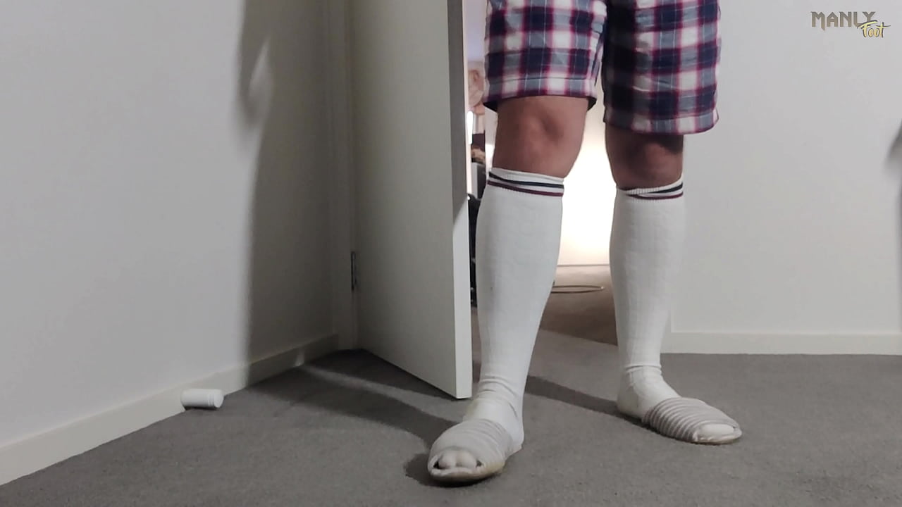 PAPÁ GAY - ¡ATRAPADO OLIENDO! - SER ATRAPADO TERMINÓ EN UN FINAL FELIZ CUANDO PAPÁ ME PAJEÓ HASTA COMPLETO
                   dildo handjob POV socks gay feet first time daddy foot fetish muchos negros