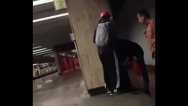 Fiz pegacao na plataforma do metr&ocirc; em p&uacute;blico