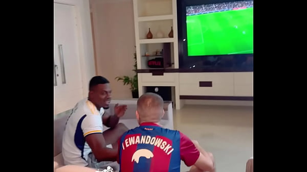 Download Video - Corno perdeu a aposta e teve que ficar vendo a esposinha gostosa sendo fodida sem camisinha por seu melhor amigo