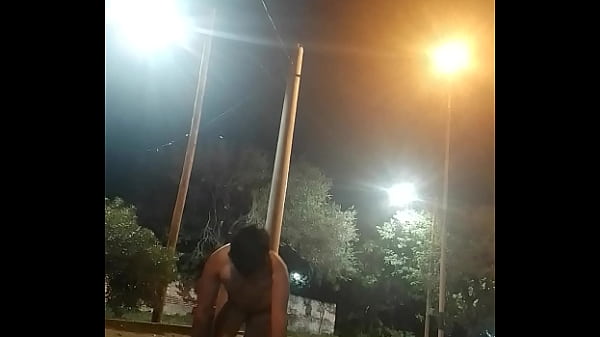 Download Video - Caminando como perra en celo en plaza publica