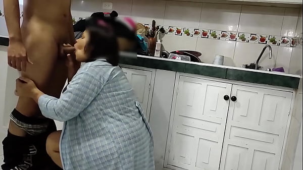 Download Video - el chico del delivery si que tiene suerte la se&ntilde;ora no tiene como pagarle lo que le trajo y termina pagandole con su cuerpo ya quisieran tener todos la misma suerte