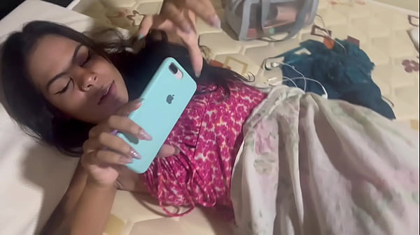 Behind the scenes of whoredom at the beach house in Búzios, a young newbie showing off her pussy.