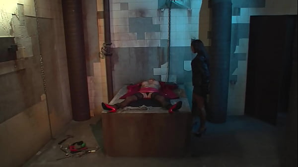 Big Mature with Huge Tits and Ass seduce Petite Teen to First Time old young Lesbian Sex at Pool