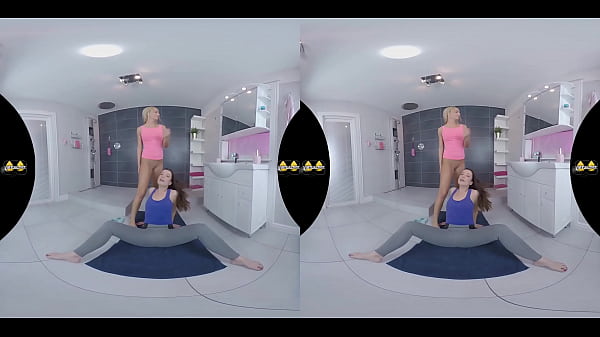Blonde meets brunette in pissy pussy licking - Virtual Porn