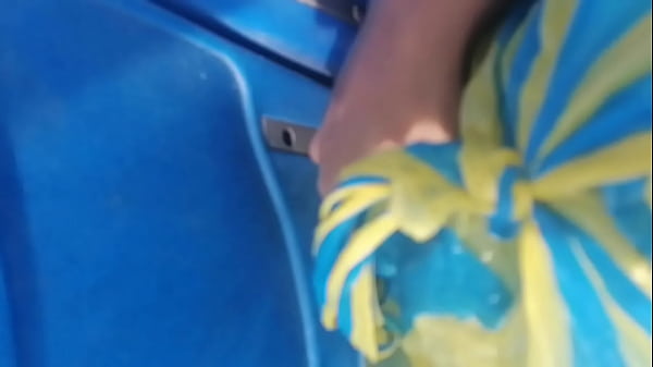 chicas lanzadas tocando penes en el bus
