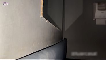 Depois de me fazer de corno, comi a bucetinha dela na cabine do swing