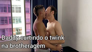 Daddy curtindo o twink na brotheragem